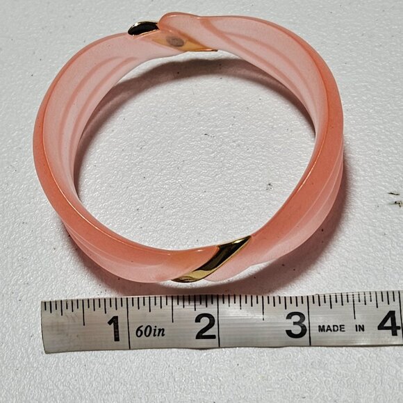 Retro Pink Lucite Bangle Bracelet Gold Tone Accents Statement Fashion Jewelry - Picture 4 of 4